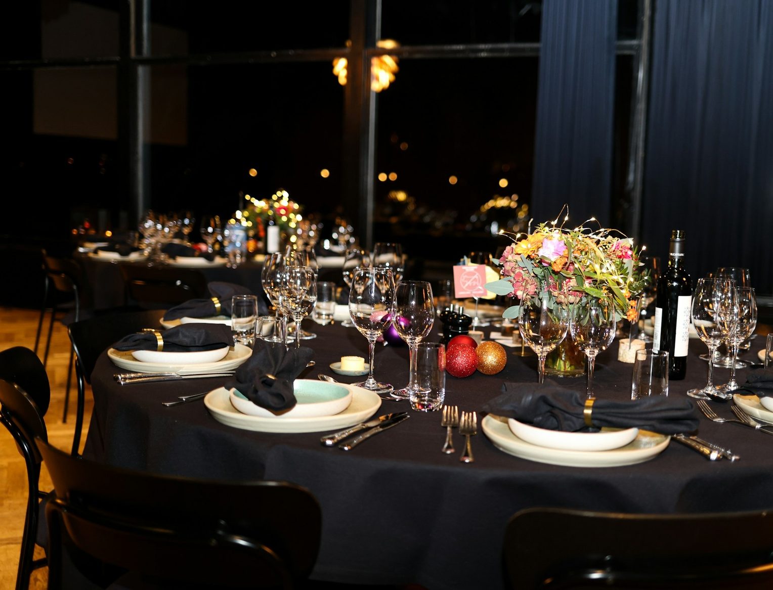 Gedeckter runder Tisch am Abend mit Blumen