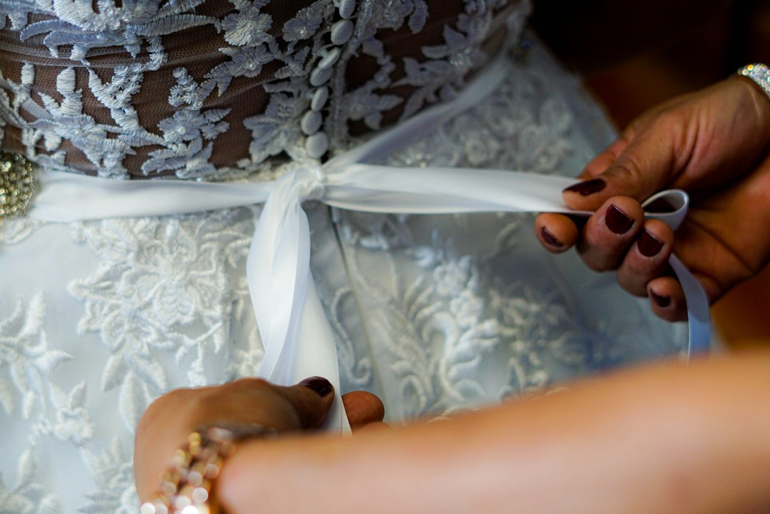 Das Brautkleid wird zugebunden