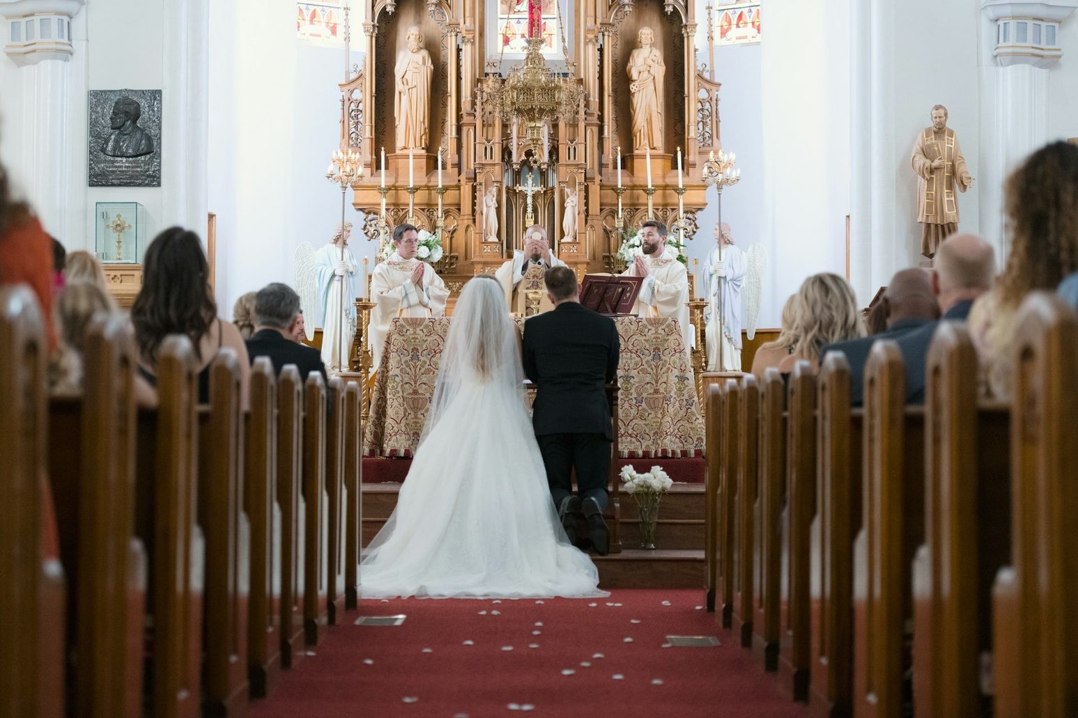 Brautpaar vor dem Altar, Blick durch das Kirchenschiff Brautpaar vor dem Altar, Blick durch das Kirchenschiff